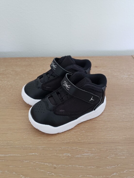 Nike Other - Nike Jordan Max Aura 4 Kids Black & White Sneakers